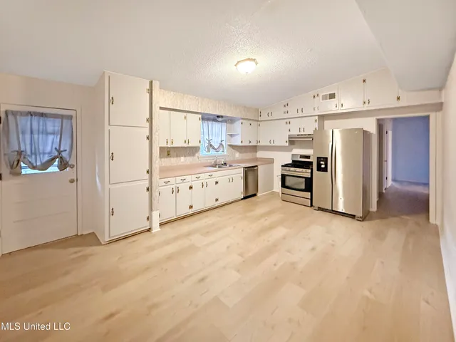 $2,350 | 311 Holcomb Boulevard, Ocean Springs, MS 39564