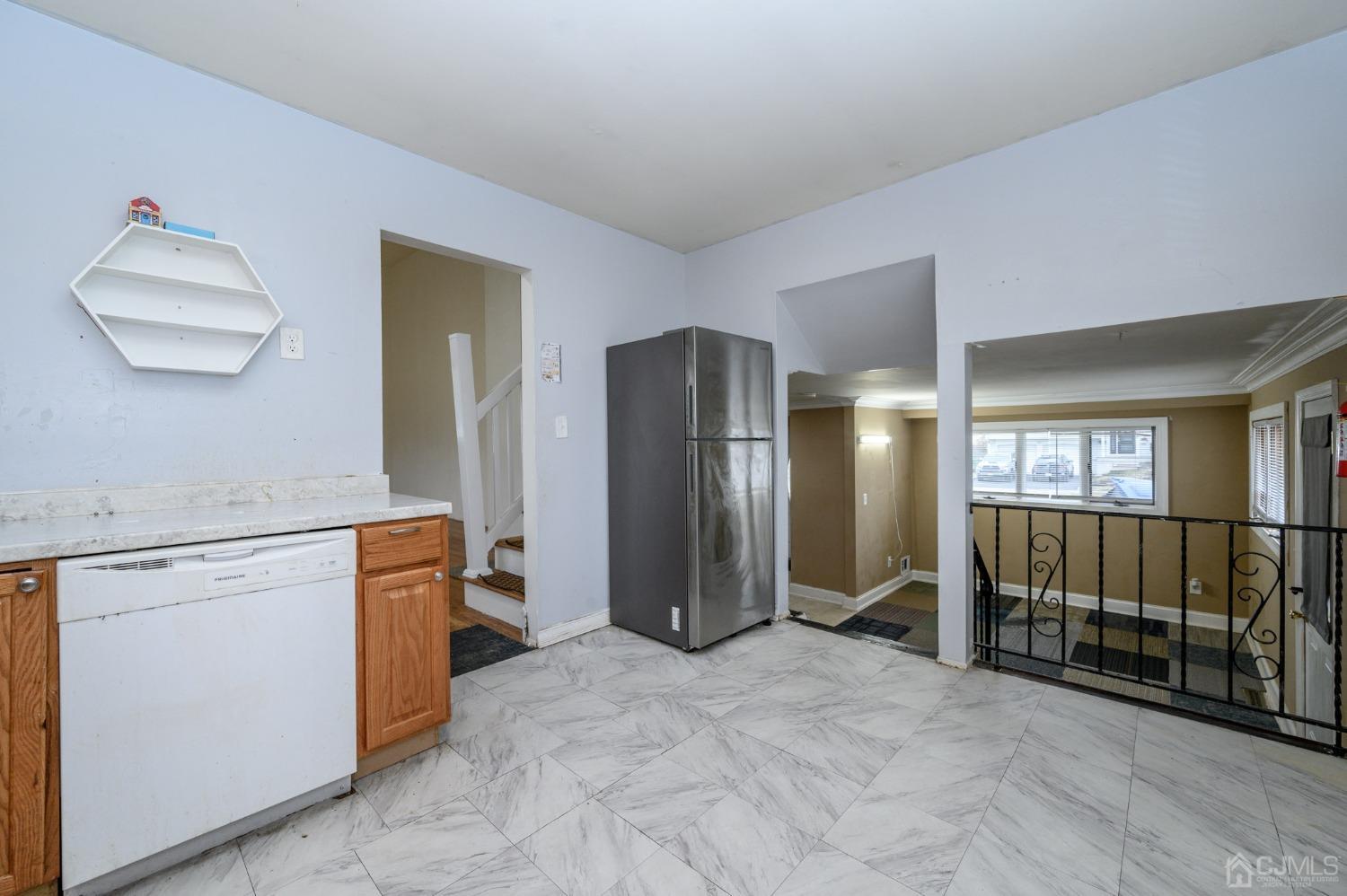 186 Central Avenue Edison, NJ 08817 - Photo 11 of 32 a view of a hallway with closet area