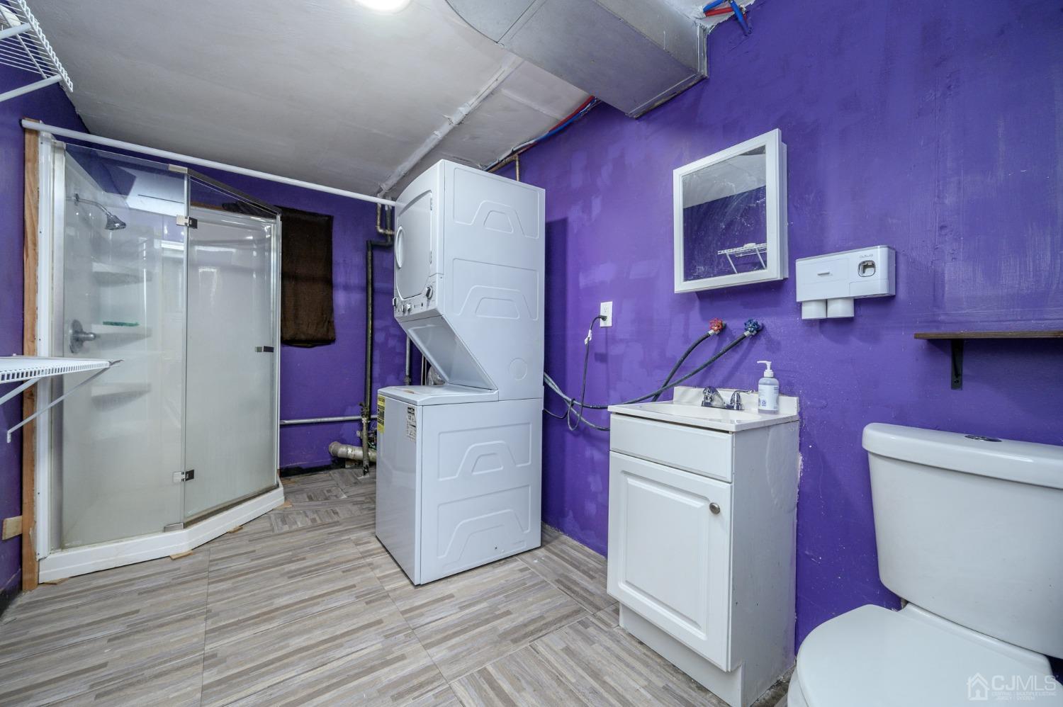 186 Central Avenue Edison, NJ 08817 - Photo 26 of 32 a room with a washer and dryer