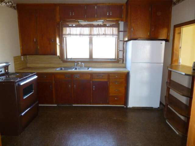 11030 Byron Road Howell, MI 48855 - Photo 9 of 24 20439892-8.JPG
