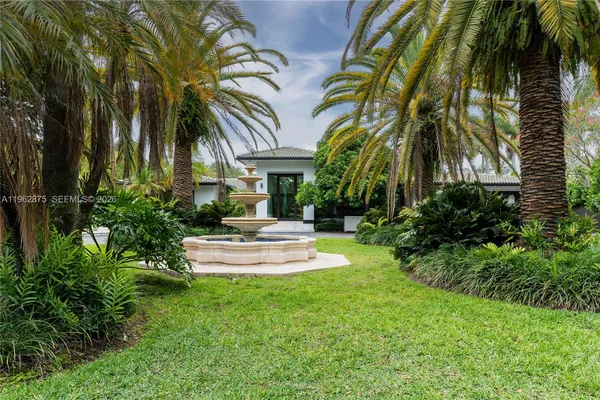 a view of a yard with a house