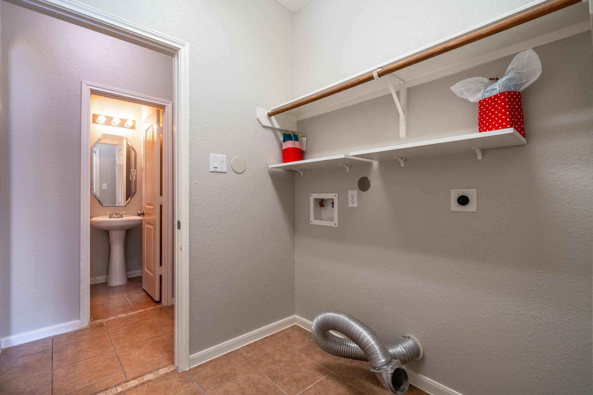 138 Magnolia Grove Lane Conroe, TX 77384 - Photo 37 of 43 a utility room with dryer and washer