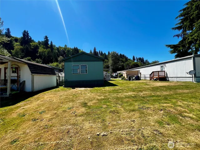 a view of a house with a yard