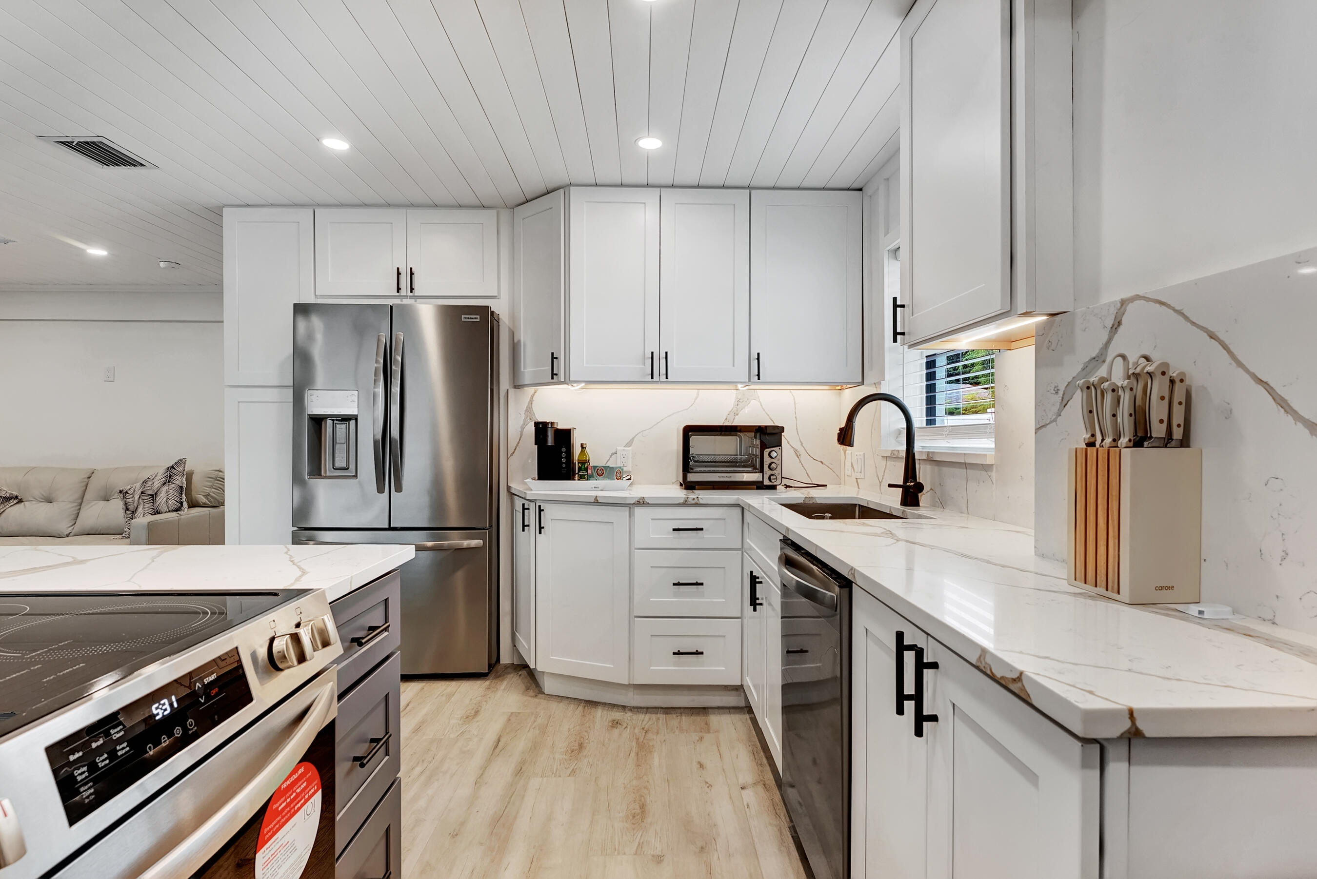320 Northwest 3rd Avenue Delray Beach, FL 33444 - Photo 16 of 28 Kitchen/Island