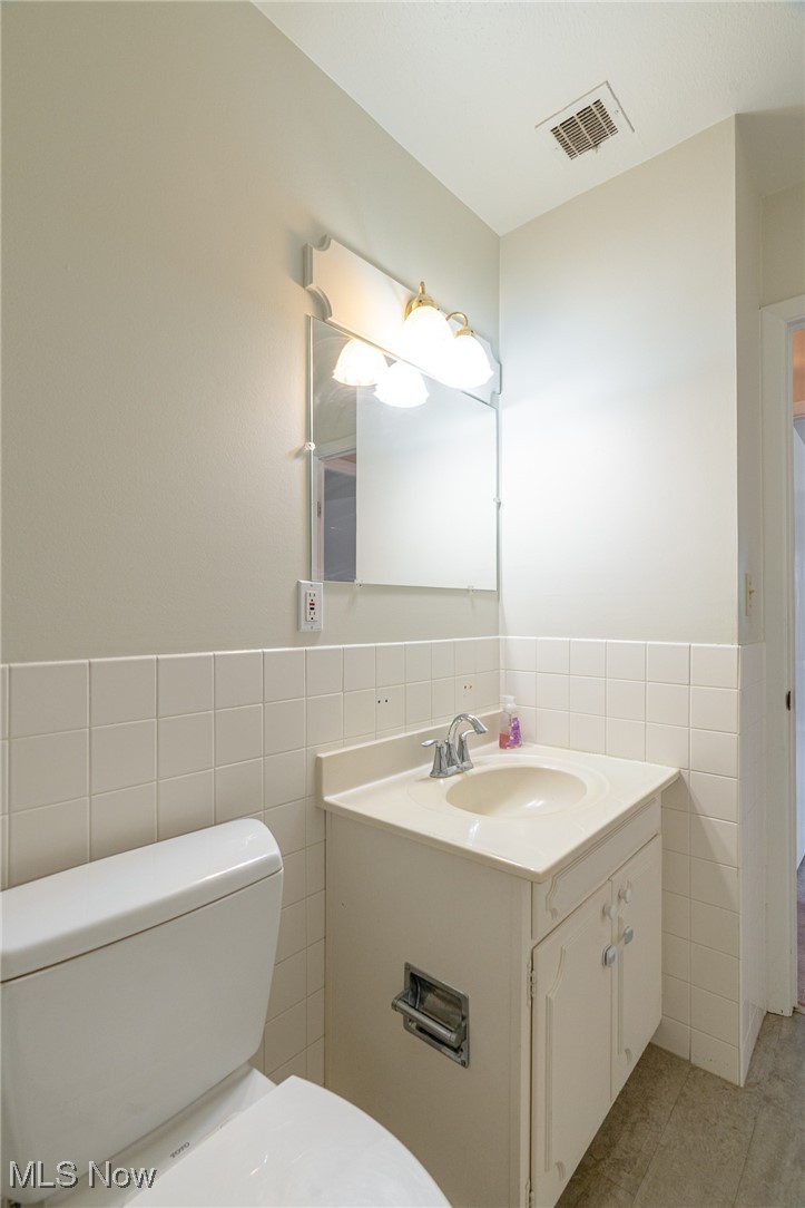 2089 Wooster Road, Unit C42 Rocky River, OH 44116 - Photo 23 of 43 Second full bathroom