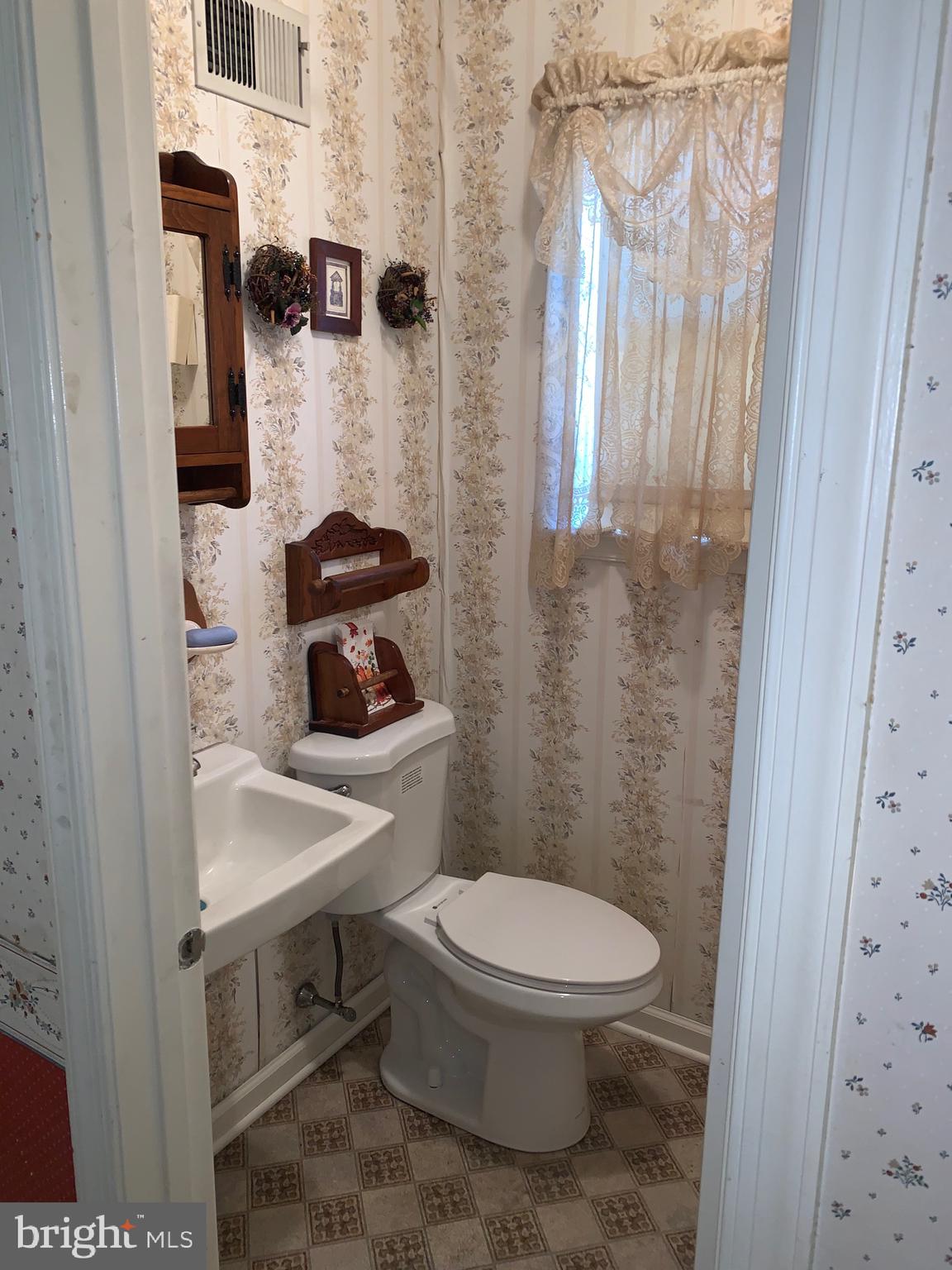 56 Valley Forge Road New Castle, DE 19720 - Photo 22 of 52 1st Floor Powder Room