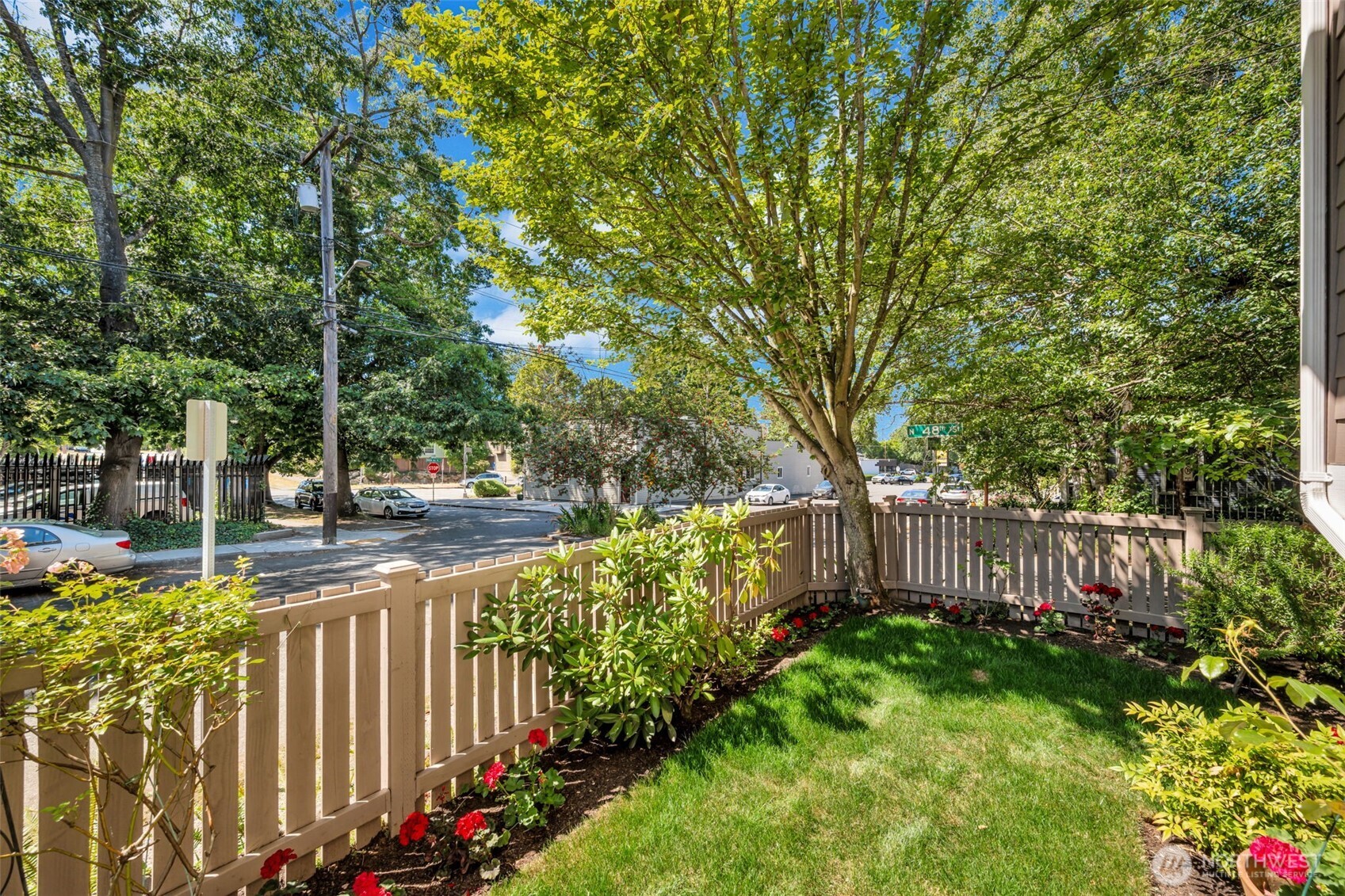 4720 Interlake Avenue North Seattle, WA 98103 - Photo 33 of 40