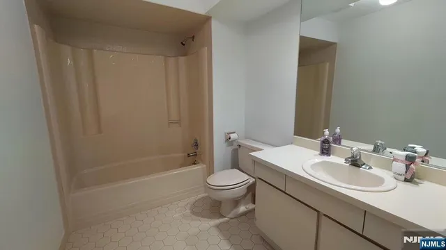 $699,000 | 5 South Bayard Lane, Mahwah, NJ 07430