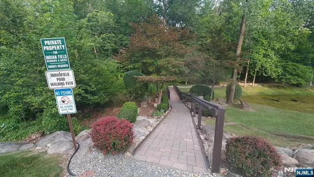 $699,000 | 5 South Bayard Lane, Mahwah, NJ 07430