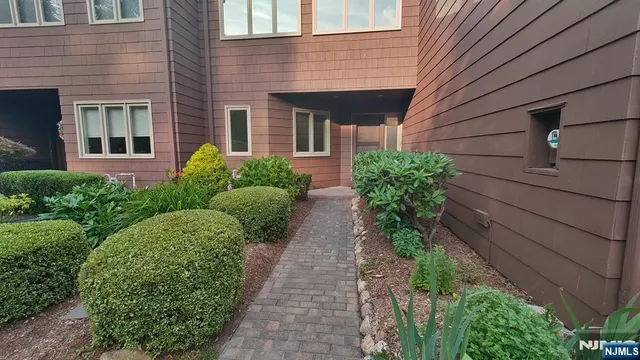 $699,000 | 5 South Bayard Lane, Mahwah, NJ 07430