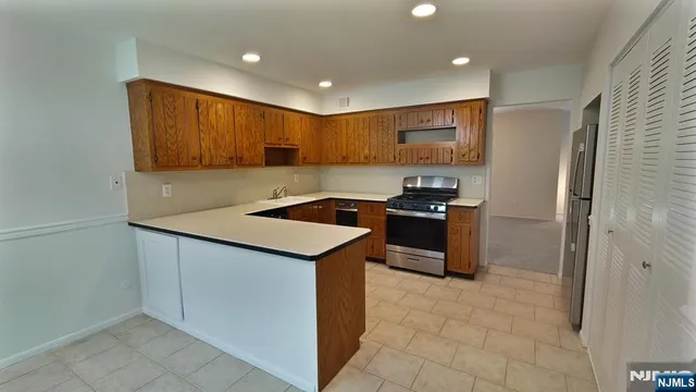 $699,000 | 5 South Bayard Lane, Mahwah, NJ 07430