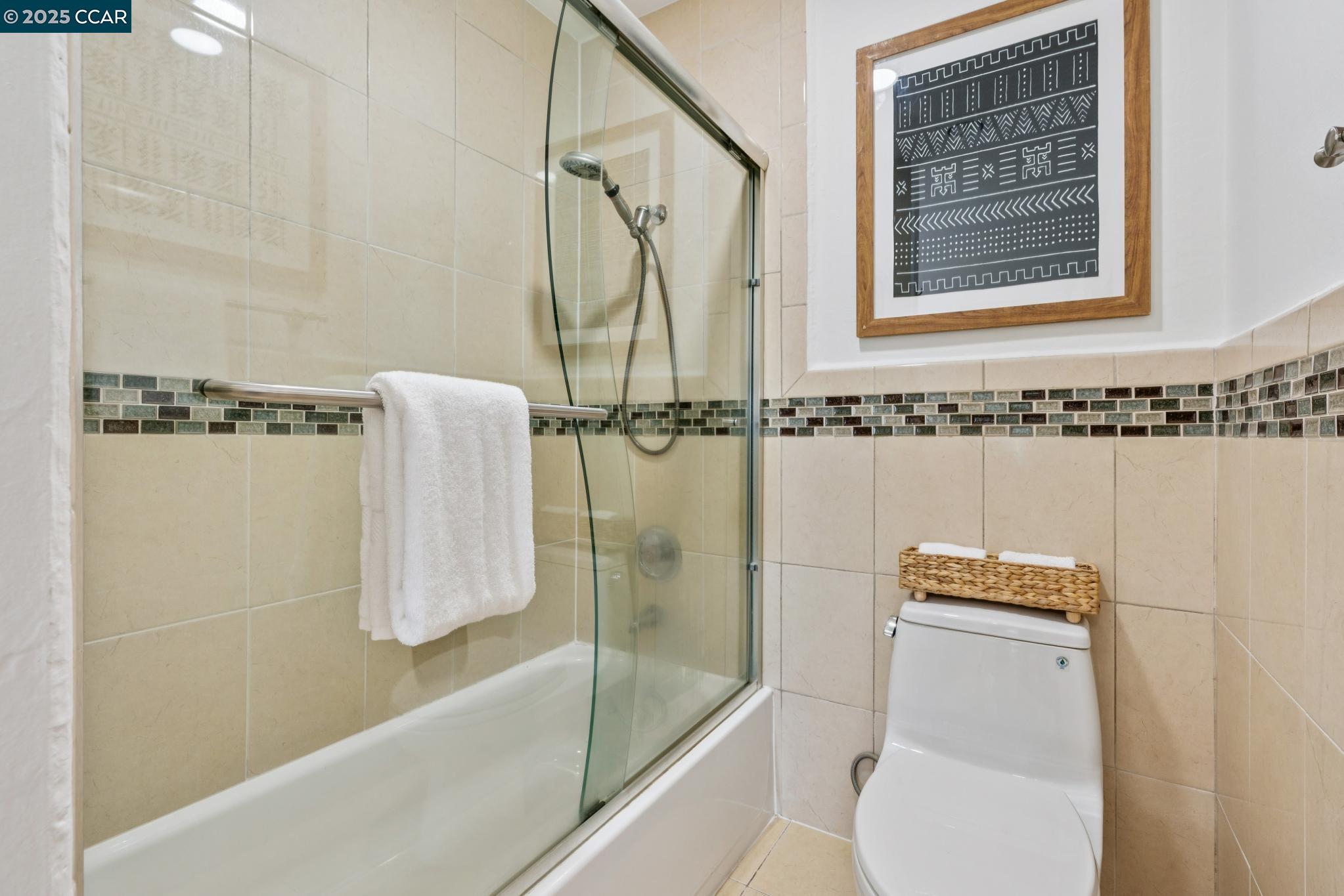 500 Vernon Street, Unit 102 Oakland, CA 94610 - Photo 21 of 43 a bathroom with a shower a toilet and a window