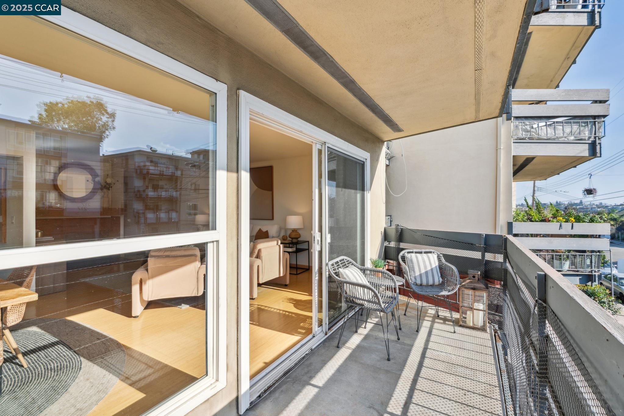 500 Vernon Street, Unit 102 Oakland, CA 94610 - Photo 26 of 43 a very nice looking room with a large window