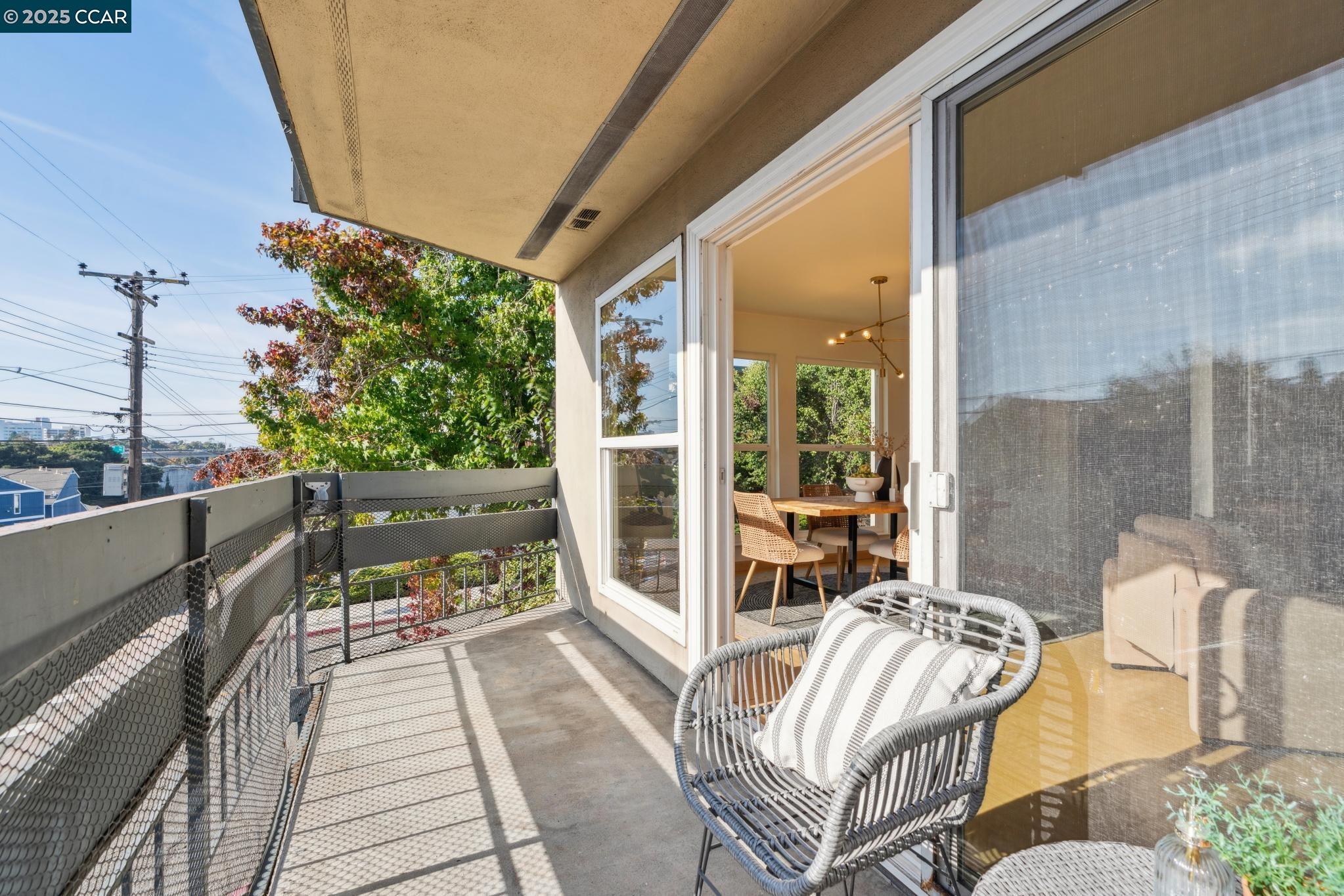 500 Vernon Street, Unit 102 Oakland, CA 94610 - Photo 27 of 43 a balcony with furniture and a potted plant