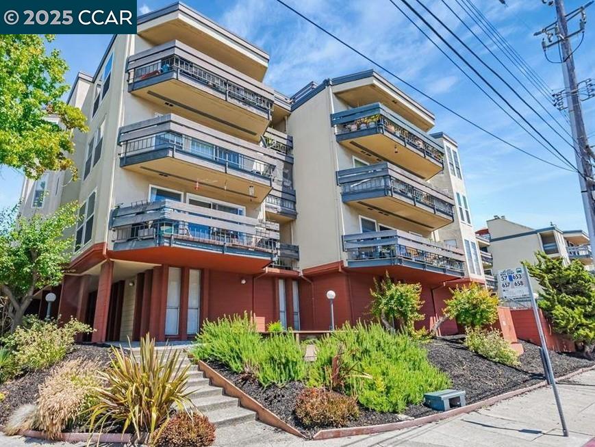 500 Vernon Street, Unit 102 Oakland, CA 94610 - Photo 30 of 43 a view of a house with a yard