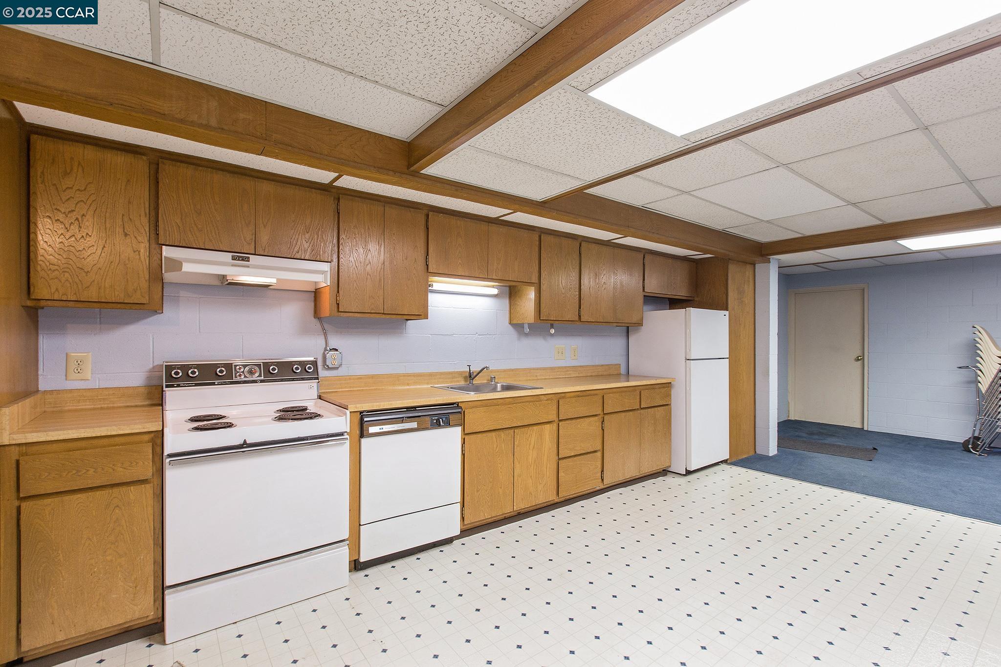 500 Vernon Street, Unit 102 Oakland, CA 94610 - Photo 40 of 43 a kitchen with stainless steel appliances granite countertop a sink and cabinets