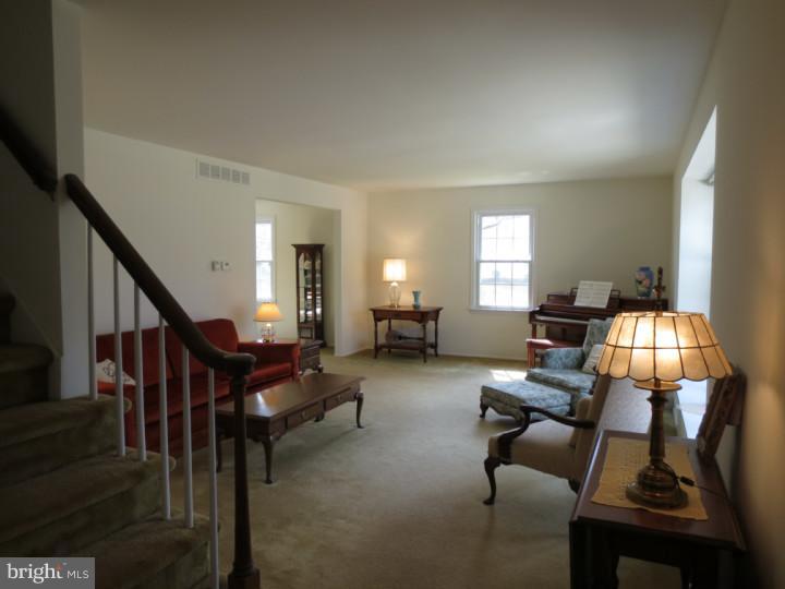 150 Antietam Road Delran, NJ 08075 - Photo 6 of 24 Living Room