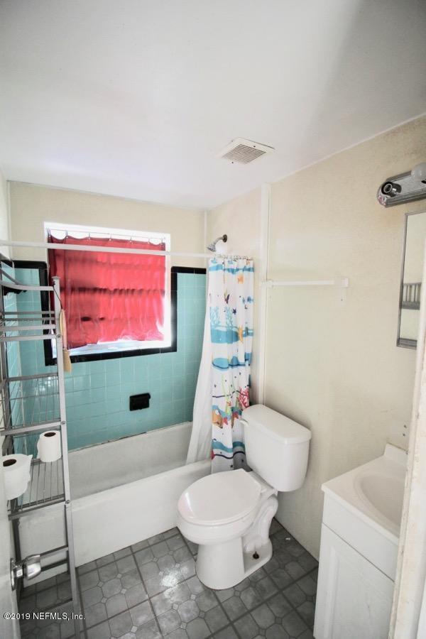5905 Ricker Road Jacksonville, FL 32244 - Photo 17 of 24 a bathroom with a toilet a sink and bathtub