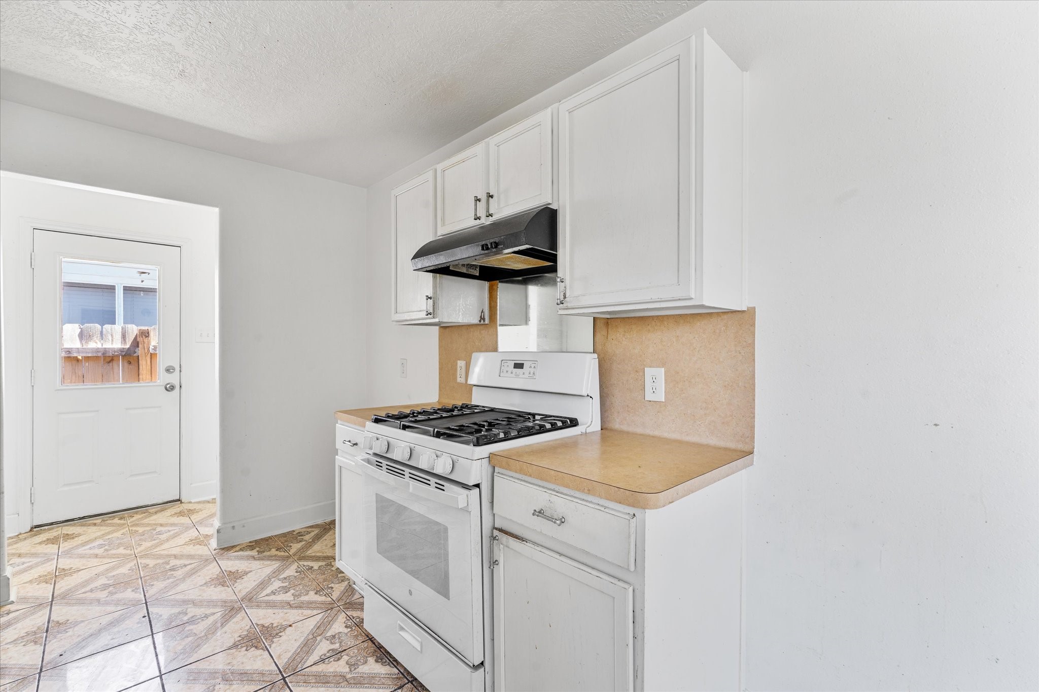 1410 Hade Falls Lane Houston, TX 77073 - Photo 14 of 25 a kitchen with a stove and a microwave