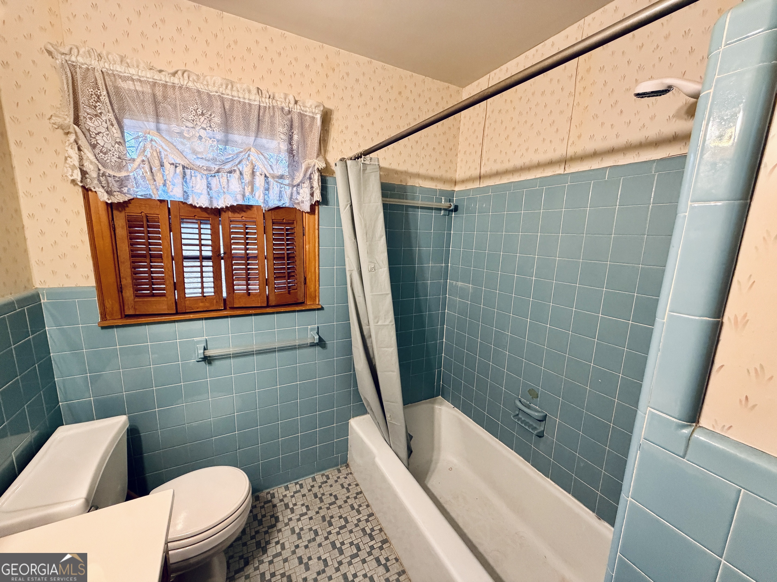 43 Sycamore Drive Toccoa, GA 30577 - Photo 20 of 22 a bathroom with a toilet a sink and bathtub