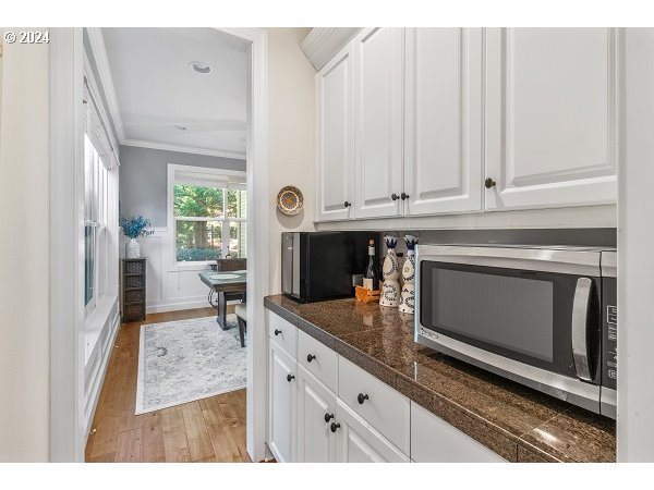 264 Southeast 41st Court Gresham, OR 97080 - Photo 20 of 37 a kitchen with granite countertop a stove a sink and a refrigerator