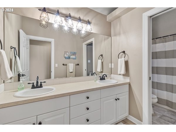 264 Southeast 41st Court Gresham, OR 97080 - Photo 31 of 37 a bathroom with a sink double vanity granite tub shower and a mirror