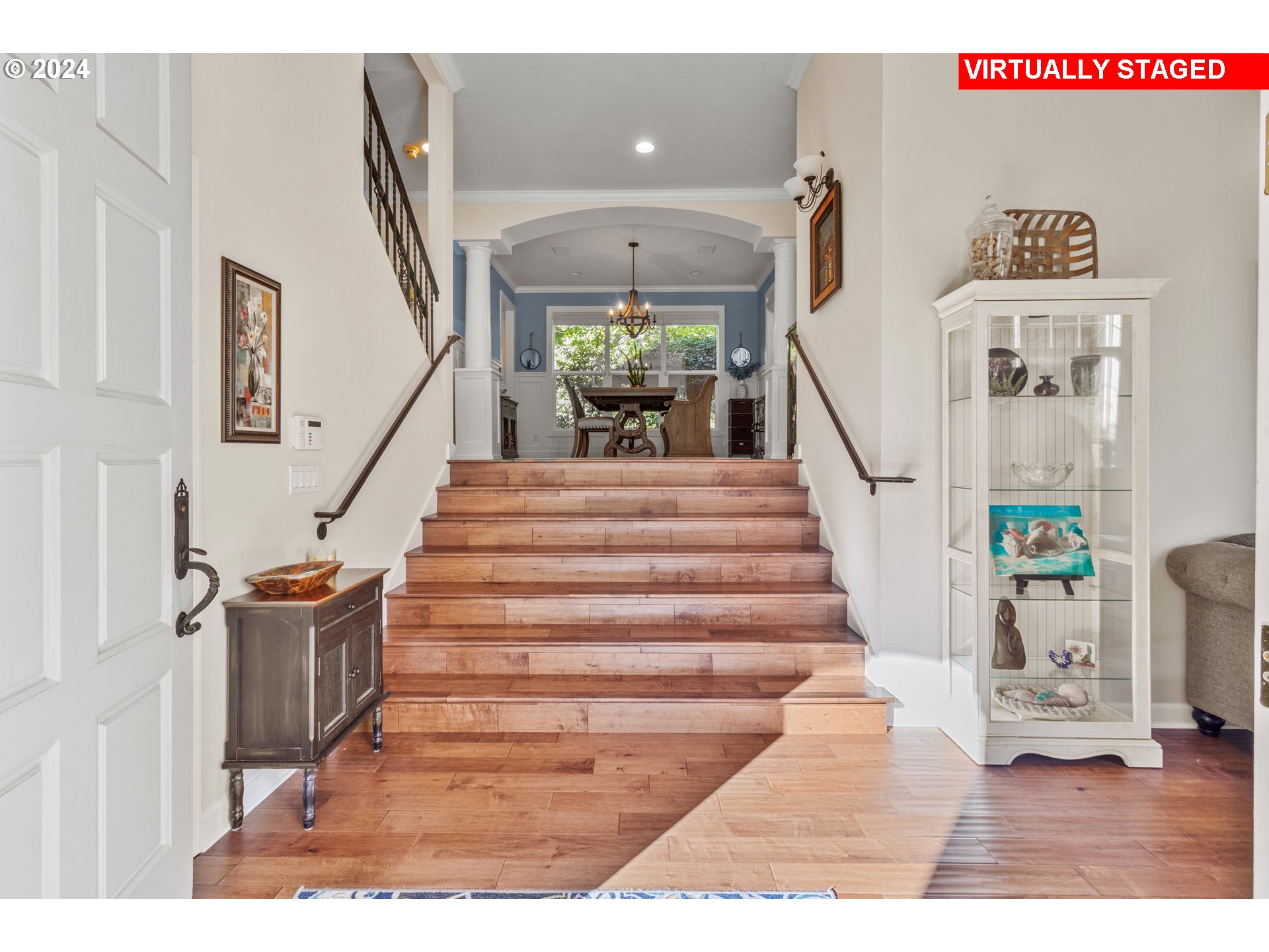 264 Southeast 41st Court Gresham, OR 97080 - Photo 4 of 37 a view of entryway and hall