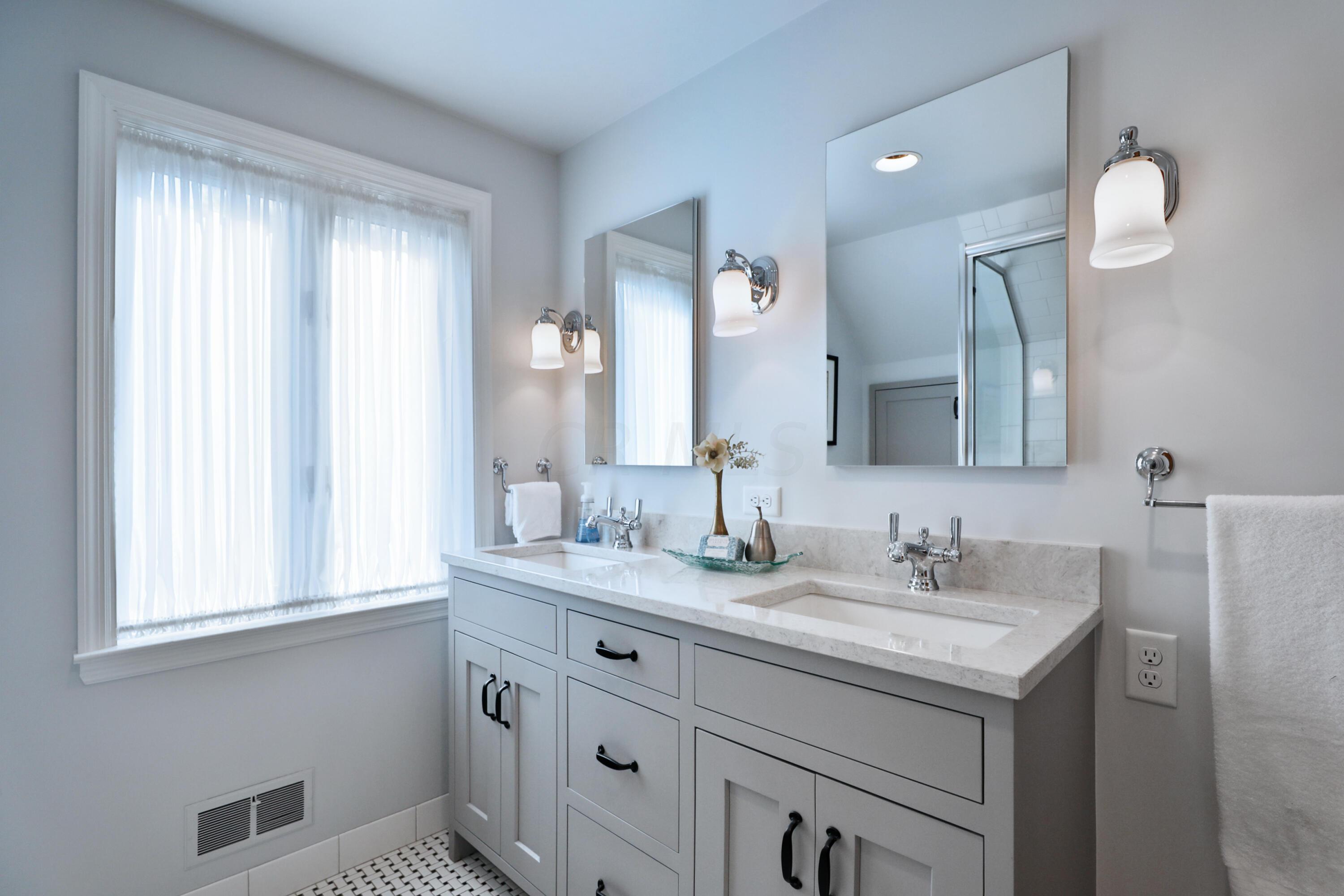 3800 Granden Road Columbus, OH 43214 - Photo 16 of 31 2nd Floor Full Bath.