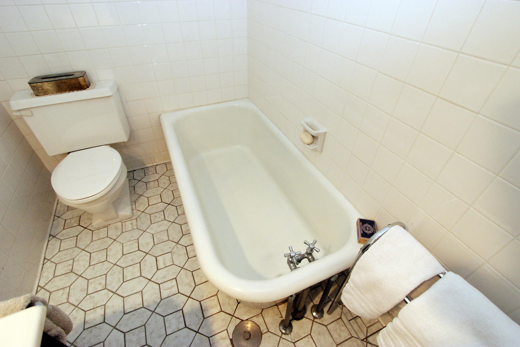 163 Pochet Road Orleans, MA 02653 - Photo 34 of 67 a bathroom with a toilet and a bathtub