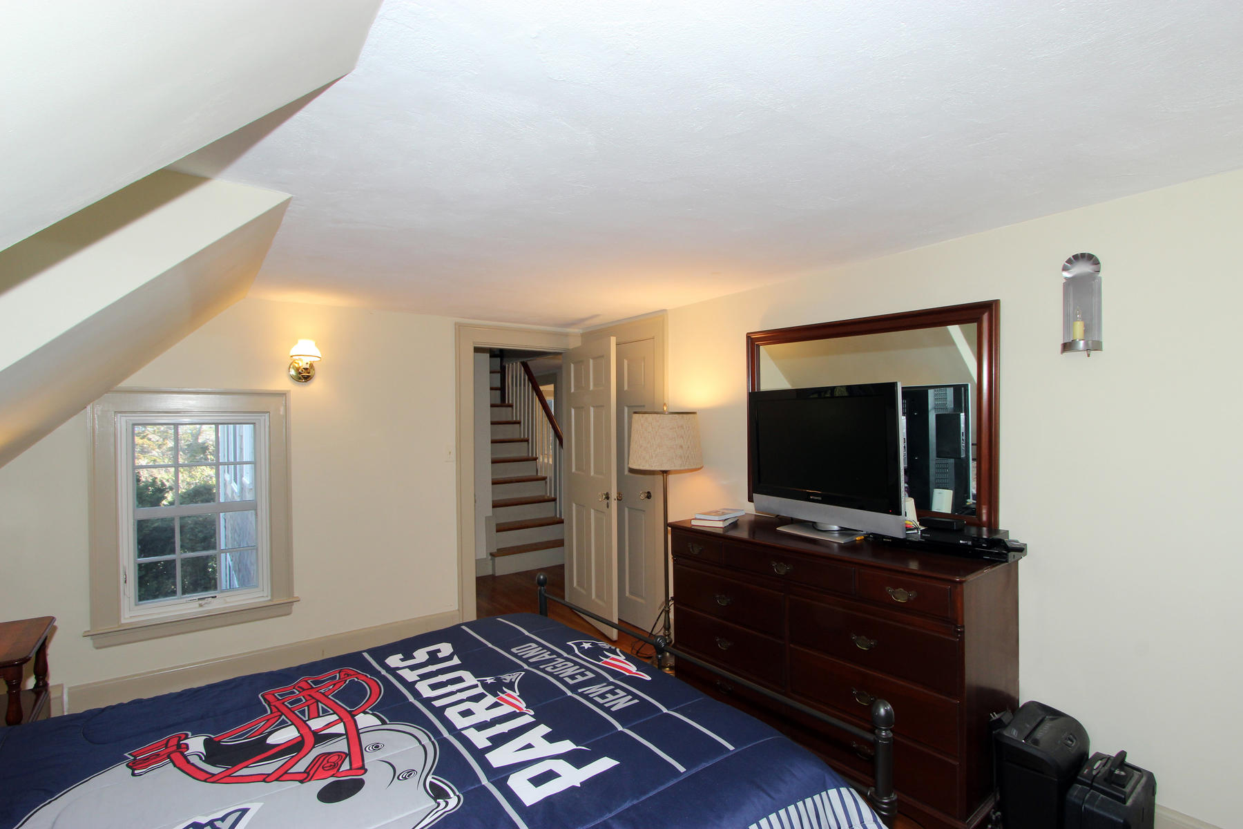 163 Pochet Road Orleans, MA 02653 - Photo 39 of 67 a living room with furniture and a flat screen tv