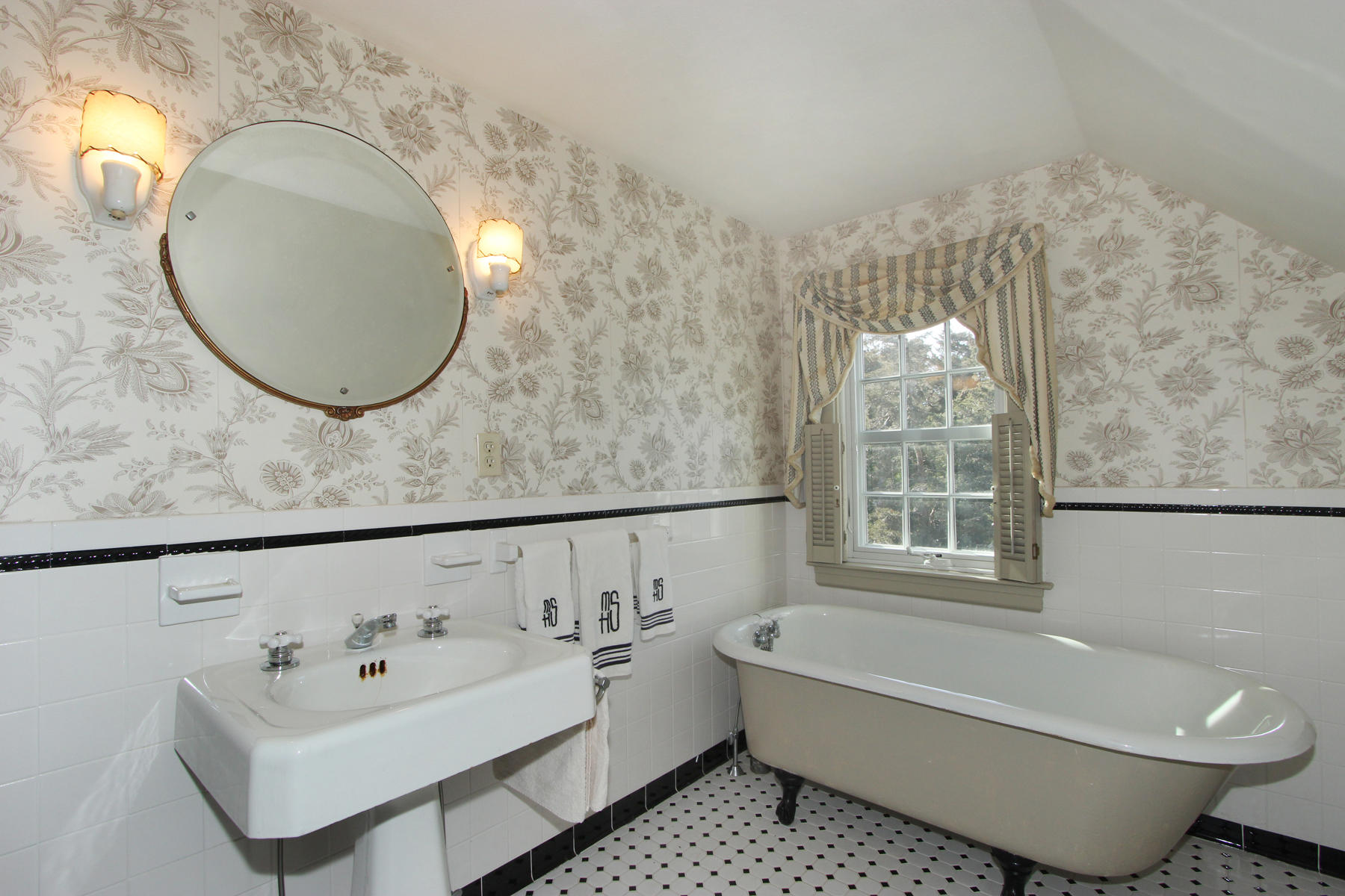 163 Pochet Road Orleans, MA 02653 - Photo 49 of 67 a bathroom with a bathtub and a sink