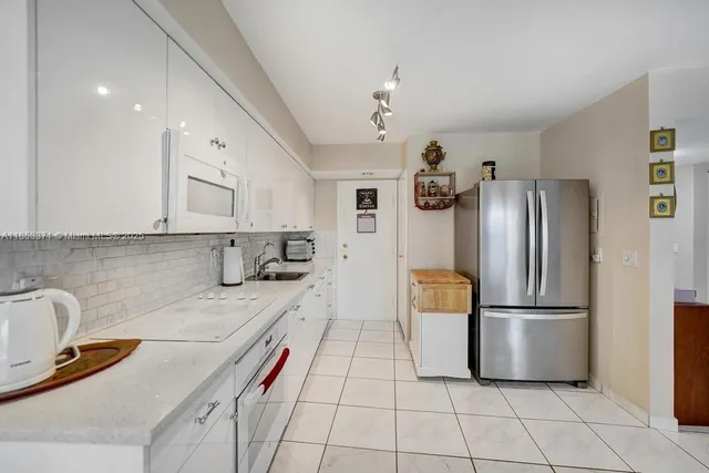 $247,000 | 200 Diplomat Parkway, Unit 423, Hallandale Beach, FL 33009