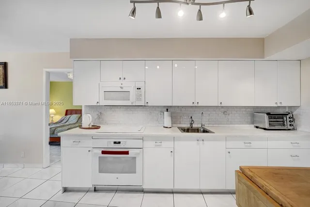 $247,000 | 200 Diplomat Parkway, Unit 423, Hallandale Beach, FL 33009