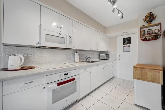 $247,000 | 200 Diplomat Parkway, Unit 423, Hallandale Beach, FL 33009