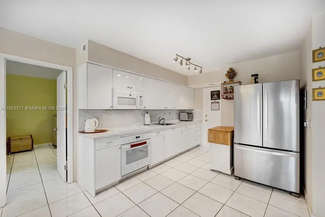 $247,000 | 200 Diplomat Parkway, Unit 423, Hallandale Beach, FL 33009