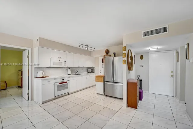 $247,000 | 200 Diplomat Parkway, Unit 423, Hallandale Beach, FL 33009