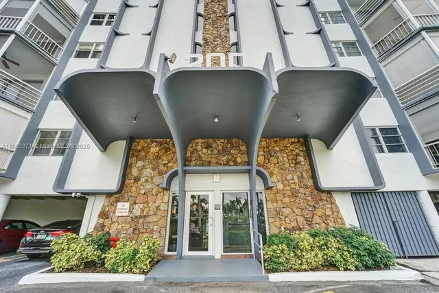 $247,000 | 200 Diplomat Parkway, Unit 423, Hallandale Beach, FL 33009