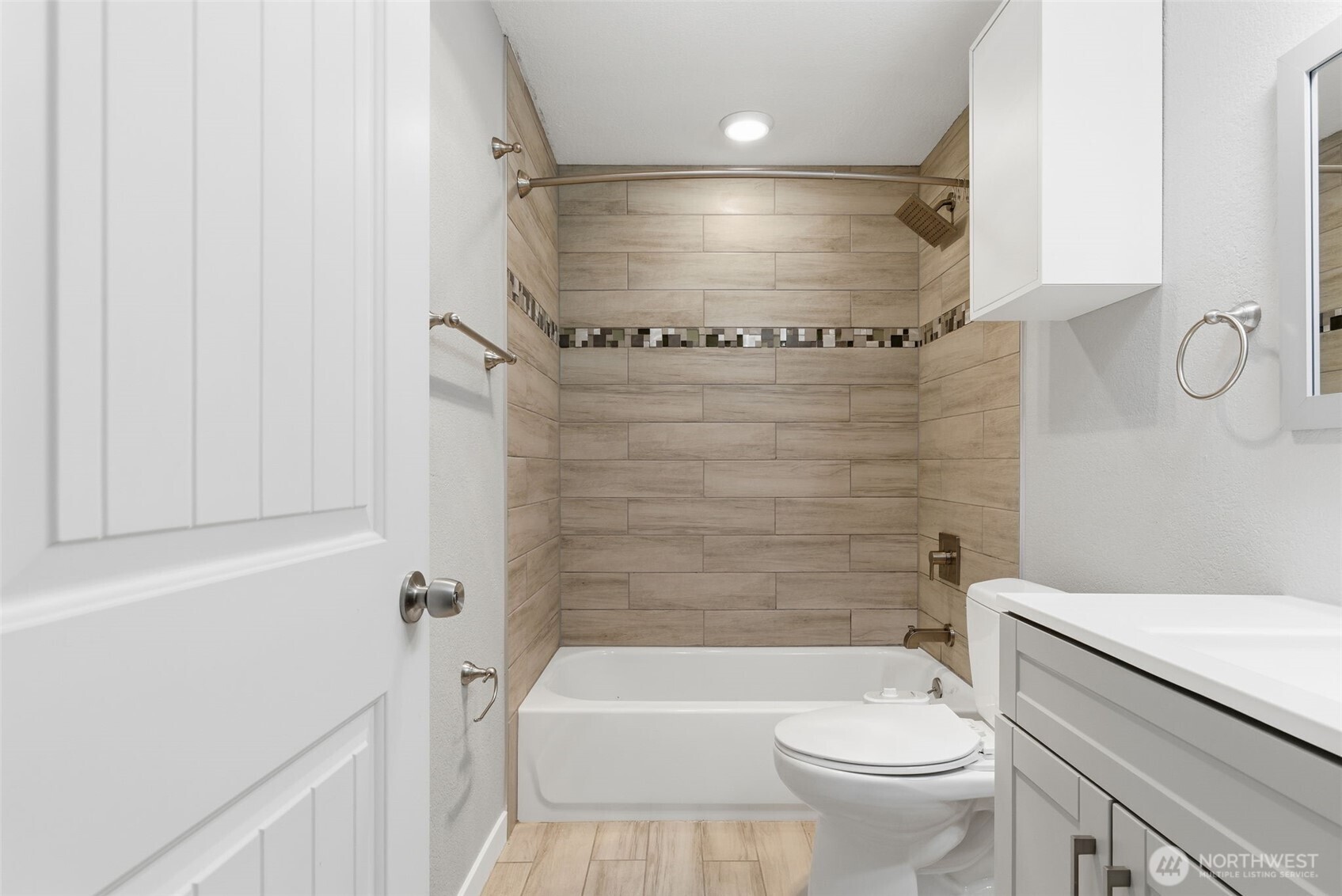 8621 25th Avenue Southwest, Unit B Seattle, WA 98106 - Photo 20 of 33 a bathroom with a toilet a sink and bathtub