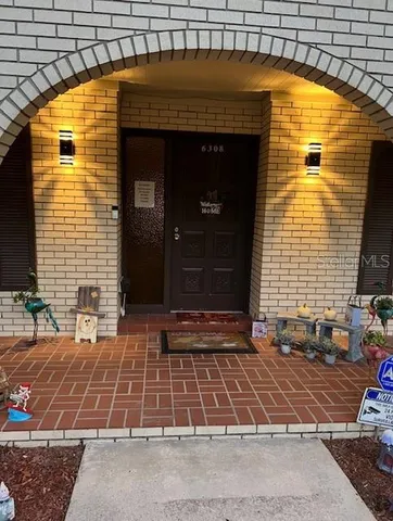 a view of entrance front of the house