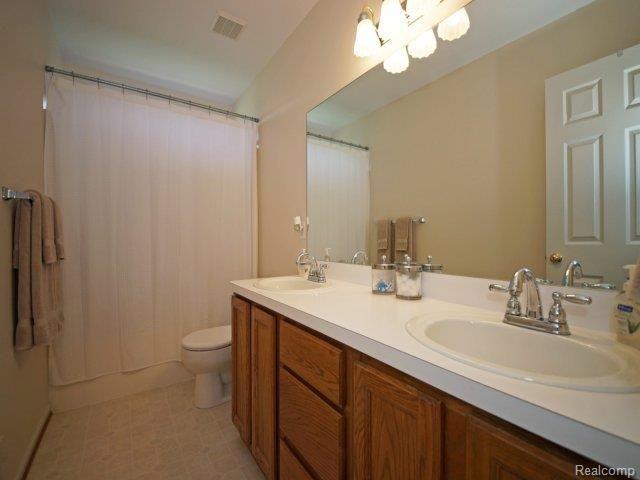 1731 Dunston Road Canton, MI 48188 - Photo 15 of 19 Sparkling Main Bathroom