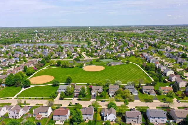 $2,400 | 10520 Wakefield Lane, Huntley, IL 60142