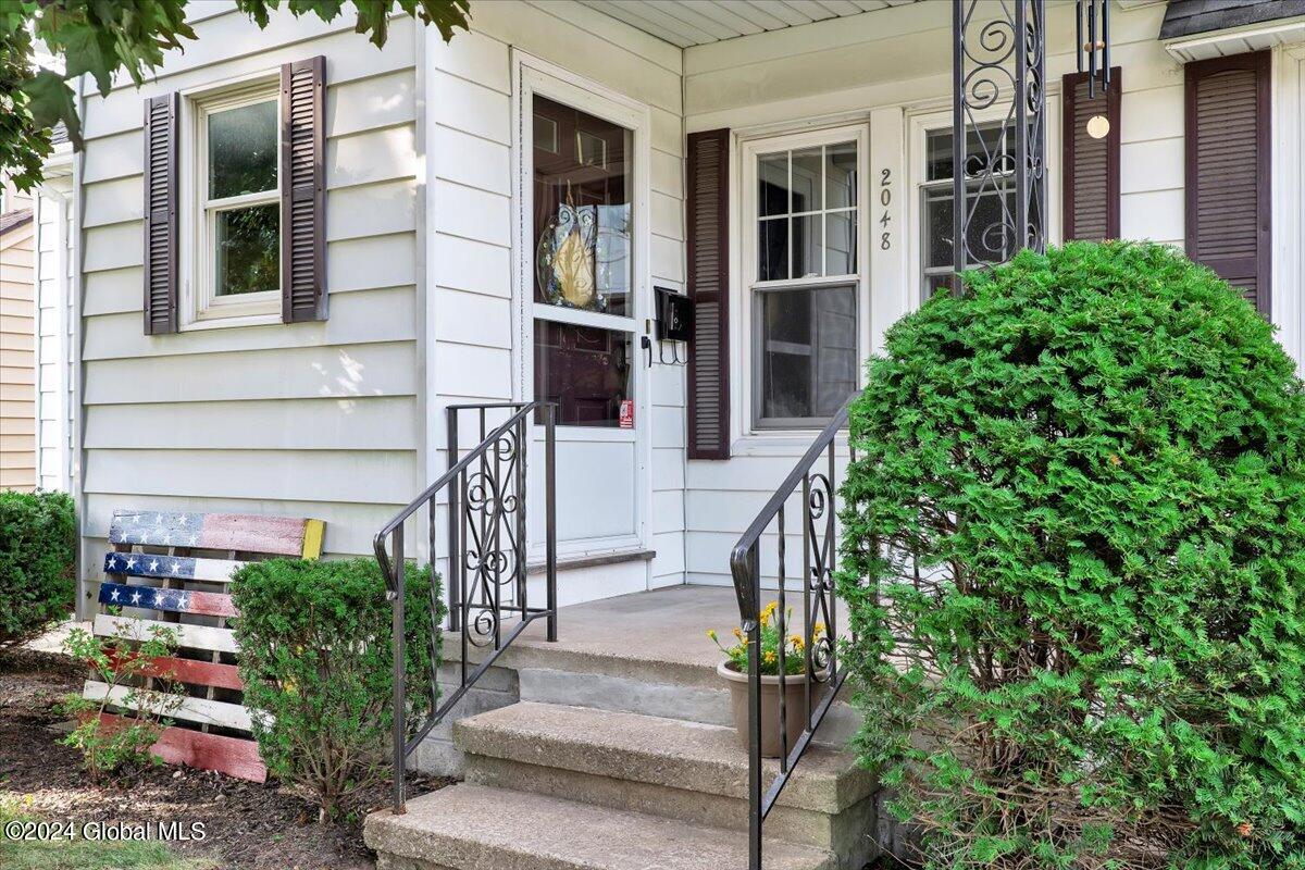 2048 Chepstow Road Schenectady, NY 12303 - Photo 3 of 28 05-P1181125