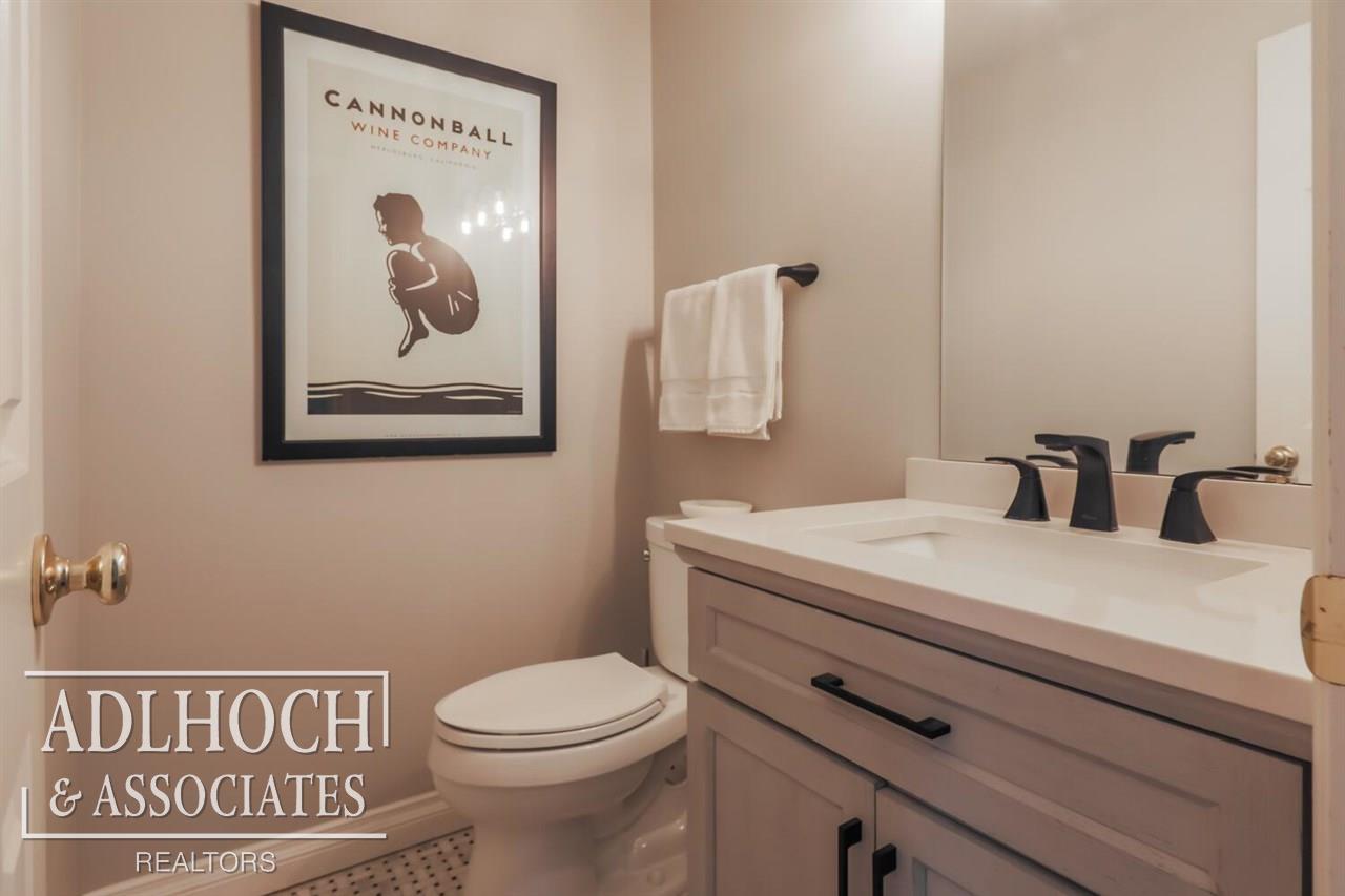 460 Fisher Road Grosse Pointe, MI 48230 - Photo 7 of 22 50040085-6.JPG
