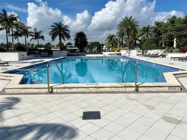 $3,995 | 5600 Collins Avenue, Unit 10L, Miami Beach, FL 33140
