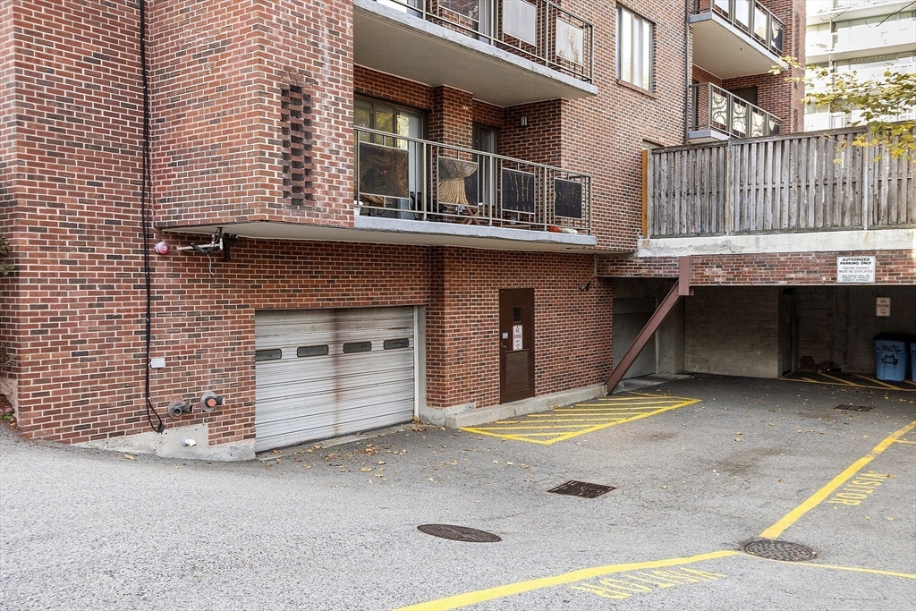 30 Stearns Road, Unit 302 Brookline, MA 02446 - Photo 6 of 40