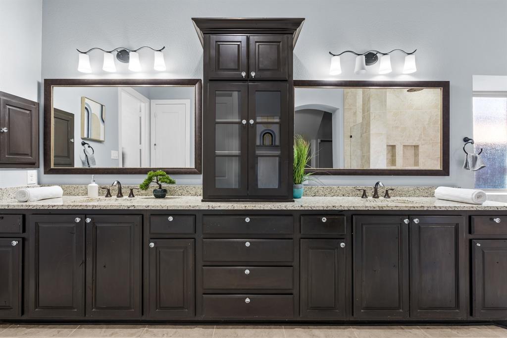 2812 Orchid Street Carrollton, TX 75007 - Photo 21 of 39 Full bath featuring double vanity