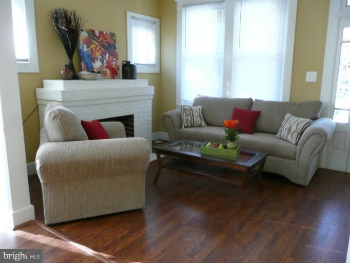 4028 Ridgecroft Road Baltimore, MD 21206 - Photo 3 of 16 Living Room