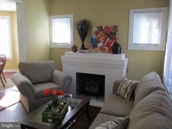 4028 Ridgecroft Road Baltimore, MD 21206 - Photo 4 of 16 Living Room