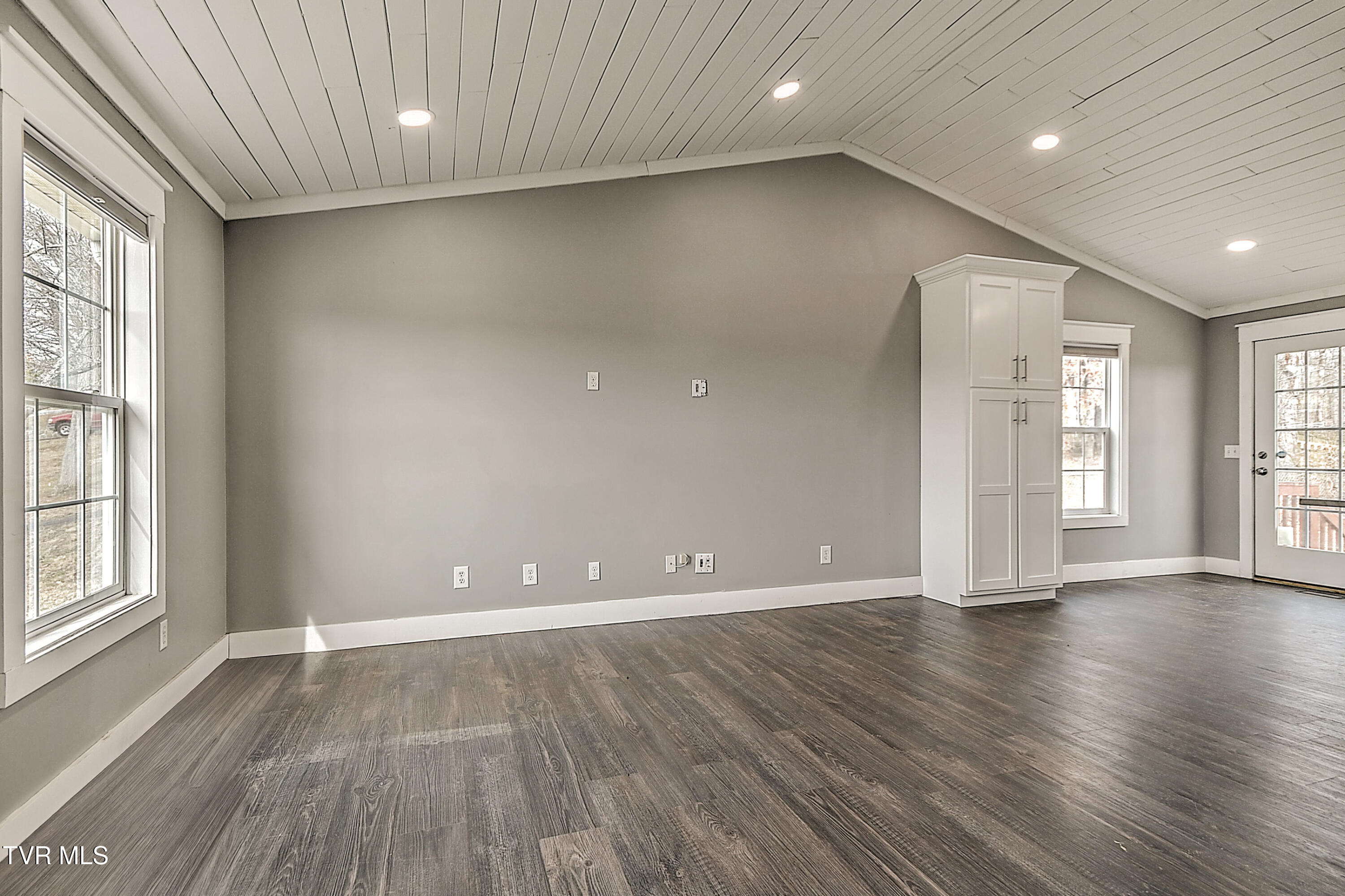 318 Webb Road Piney Flats, TN 37686 - Photo 4 of 45 Living Room