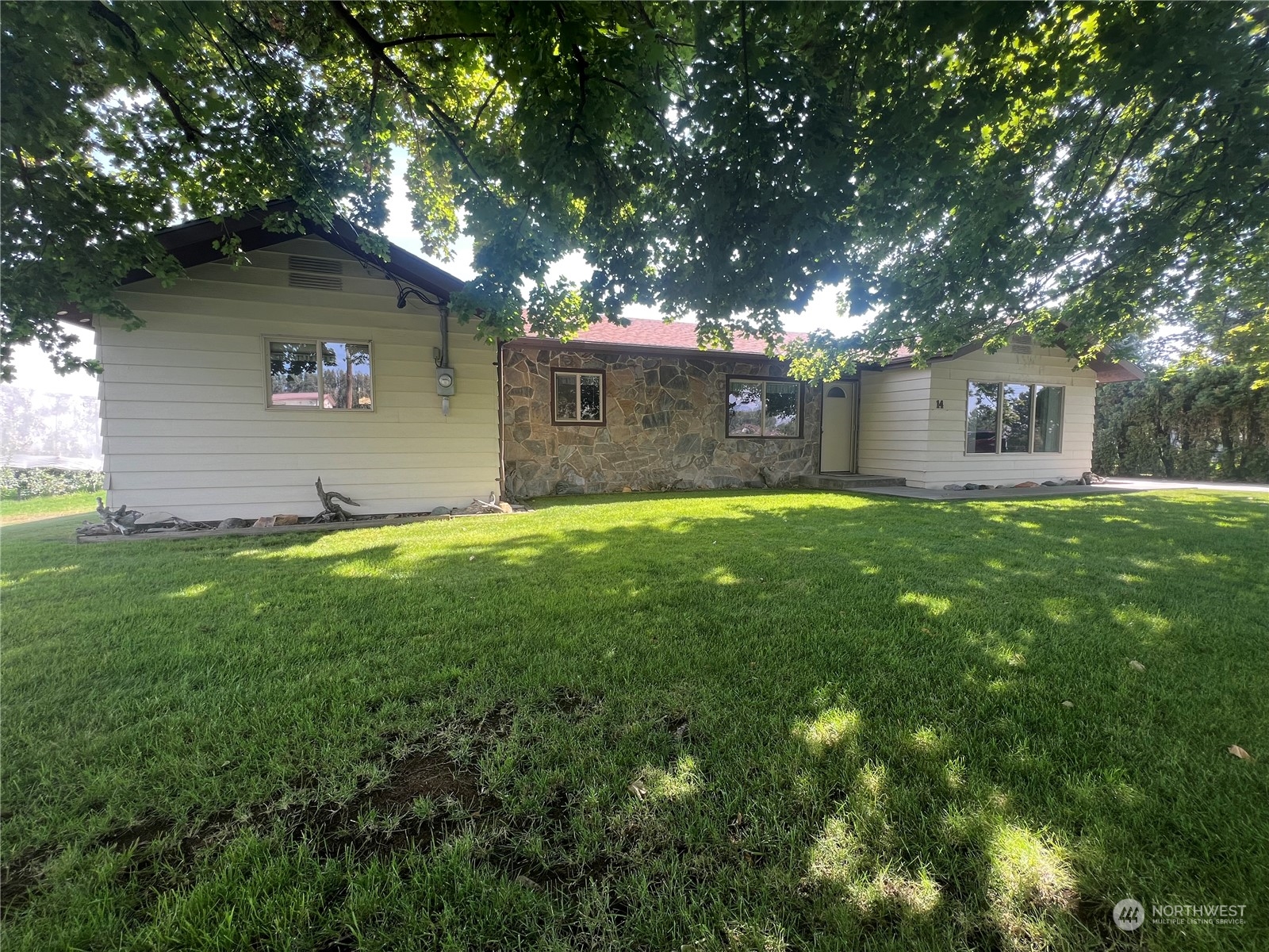 a view of a house with a yard